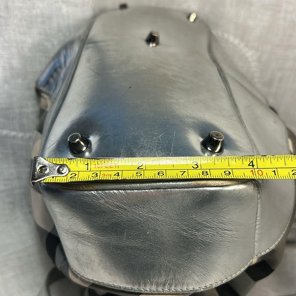 Burberry silver leather and checkered canvas shoulder handbag - Picture 7 of 16